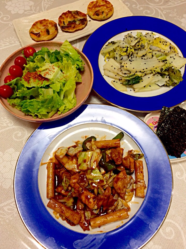とっぽぎ入りのダッカルビ、白菜のごまあえ（次女作品）、焼くだけのイカと野菜のチヂミ、サラダ